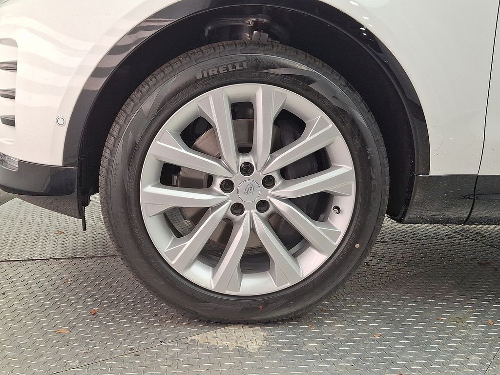 Thumbnail: 2026 Land Rover Discovery - 5