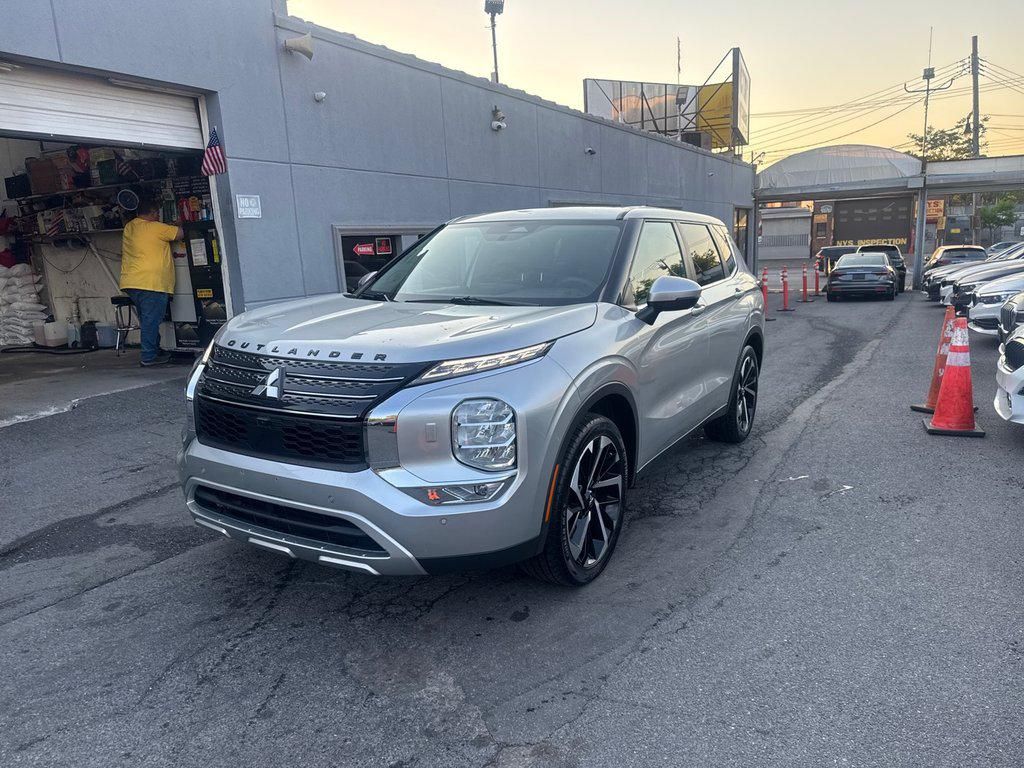 Gray 2022 Mitsubishi Outlander SE S-AWC SUV / Crossover All-Wheel Drive Continuously Variable Transmission