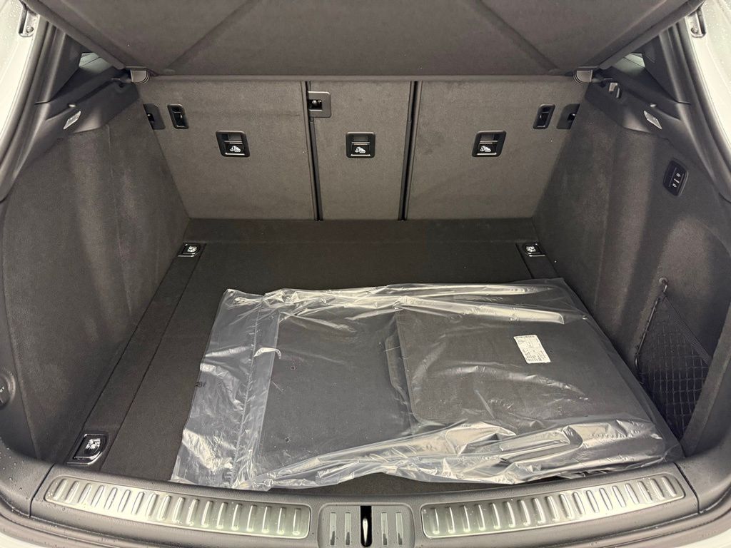 Thumbnail: 2026 Porsche Macan - 24