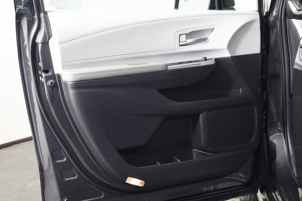 2025 Toyota Sienna XLE 8