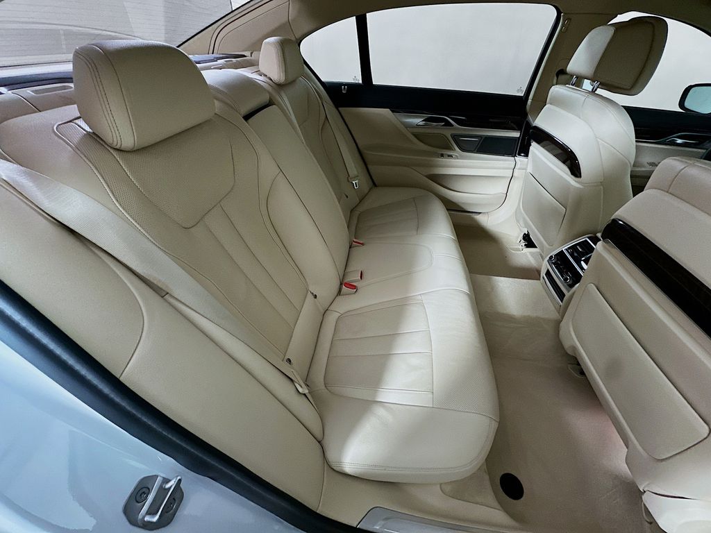 Thumbnail: 2022 BMW 7 Series - 28