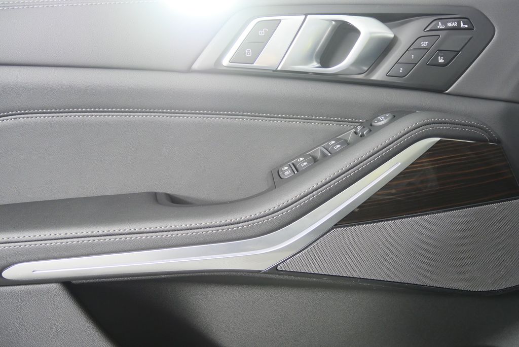 Thumbnail: 2026 BMW X7 - 9