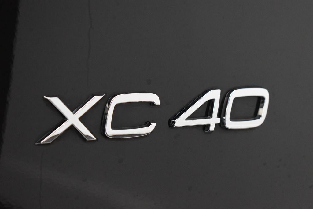 2023 Volvo XC40 B5 Core 9