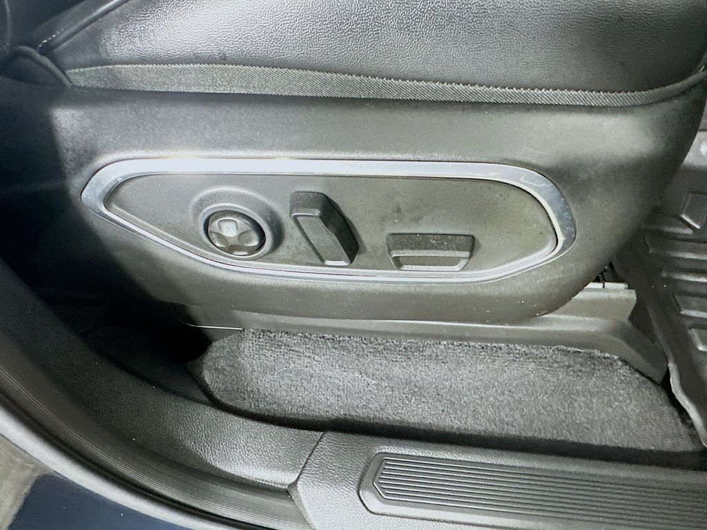 Used 2023 Gray Jeep Base image 24