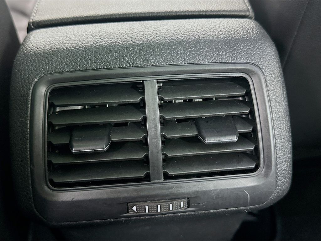 Thumbnail: 2018 Volkswagen e-Golf - 26