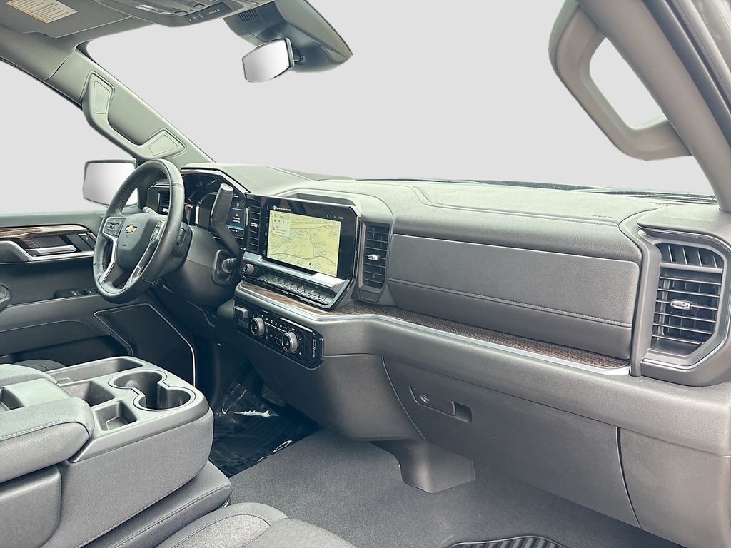 Used 2025 Gray Chevrolet LT image 28