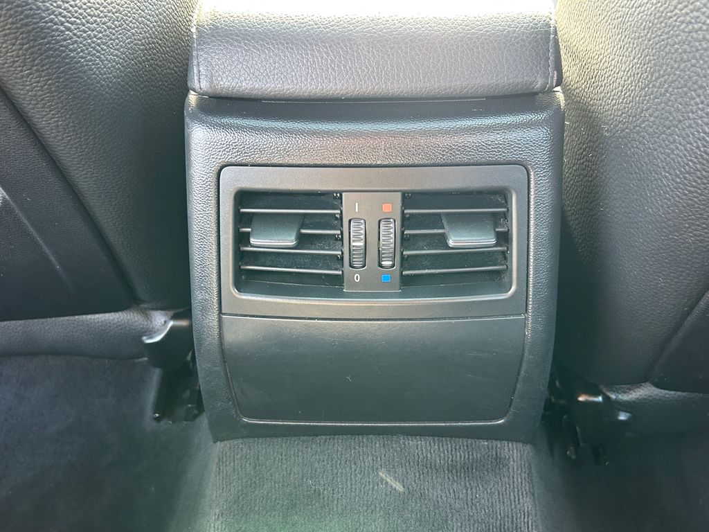 Thumbnail: 2011 BMW 3 Series - 30