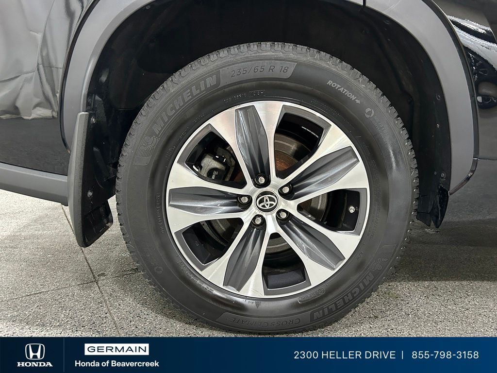 Used 2020 Black Toyota XLE image 10
