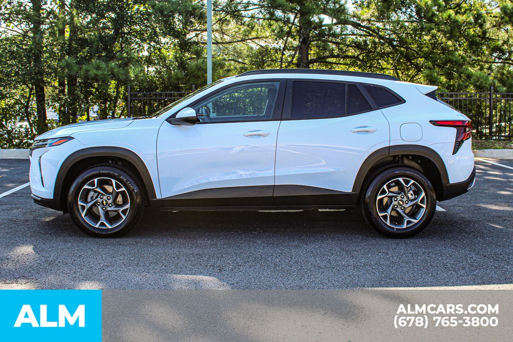 Used 2025 White Chevrolet LT image 6
