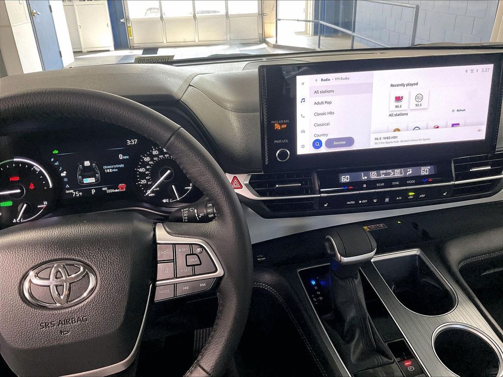 2025 Toyota Sienna — photo 19