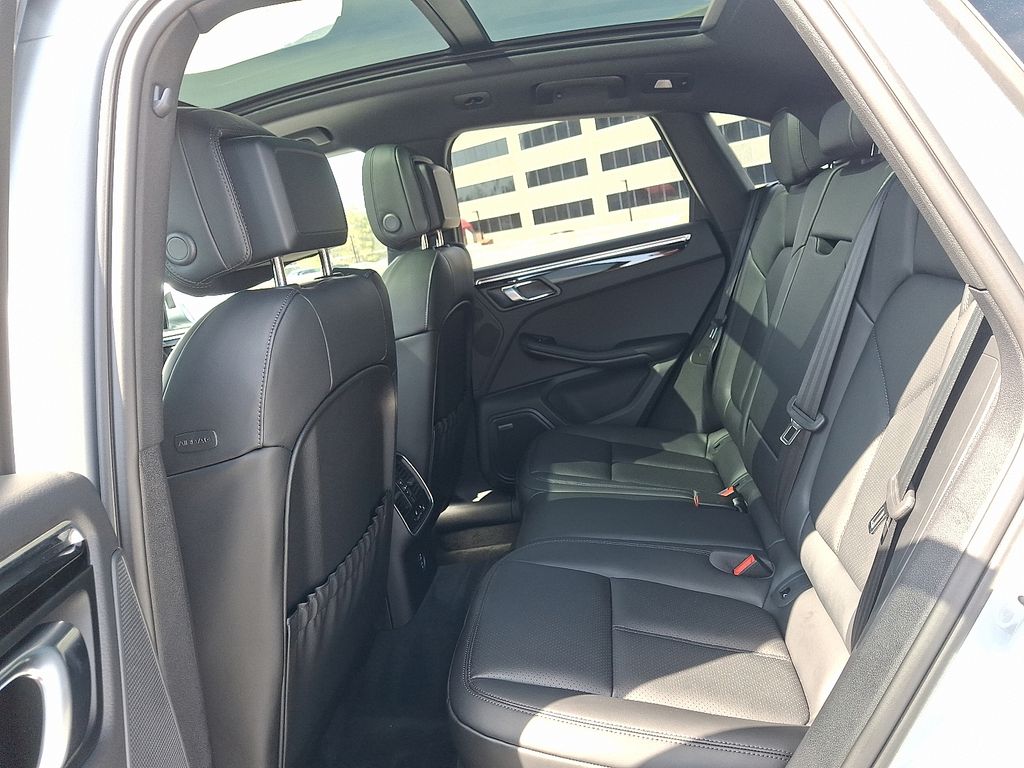 Thumbnail: 2026 Porsche Macan - 12