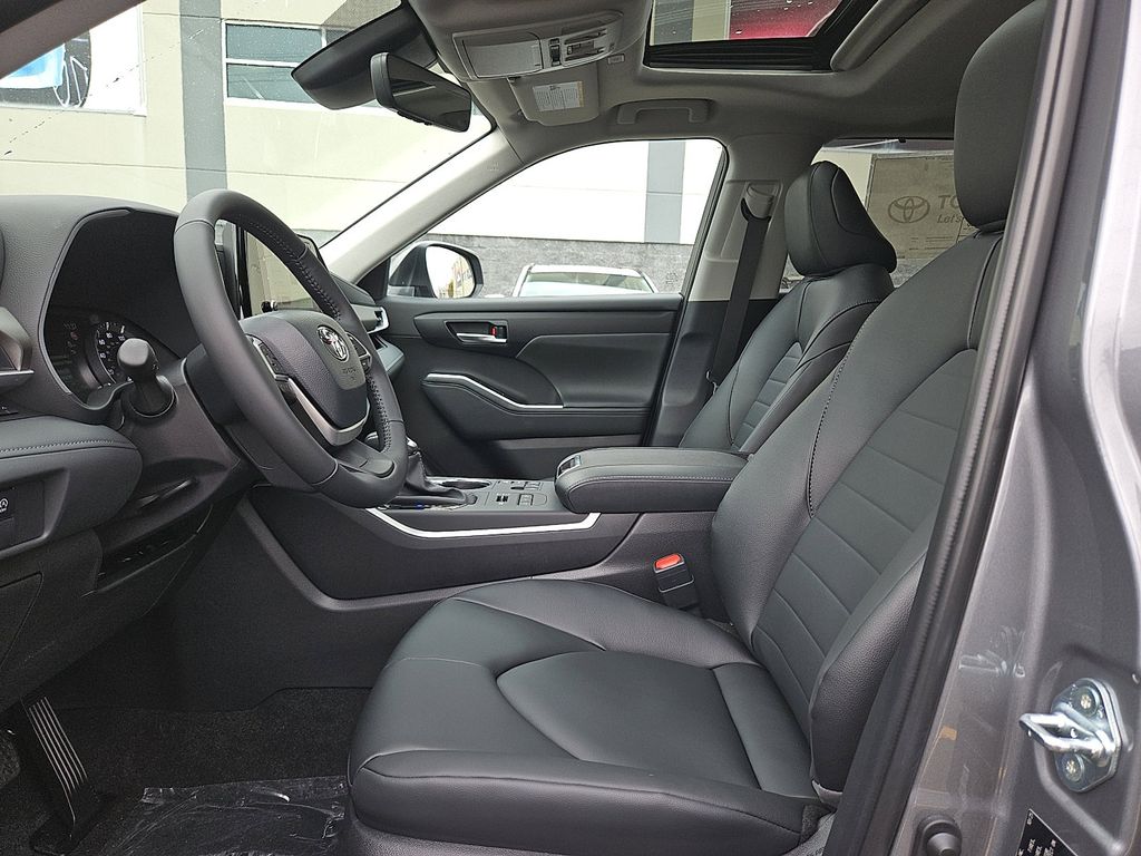 Thumbnail: 2026 Toyota Highlander - 10