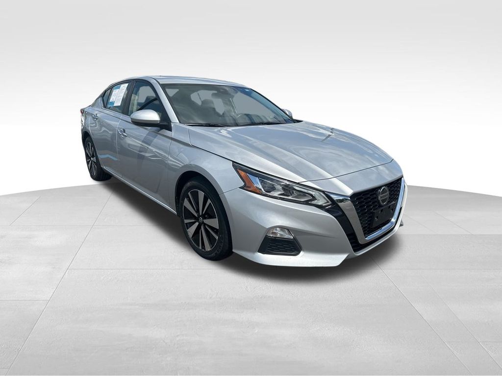 2022 Brilliant Silver Metallic Nissan Altima 2.5 SV FWD Sedan
