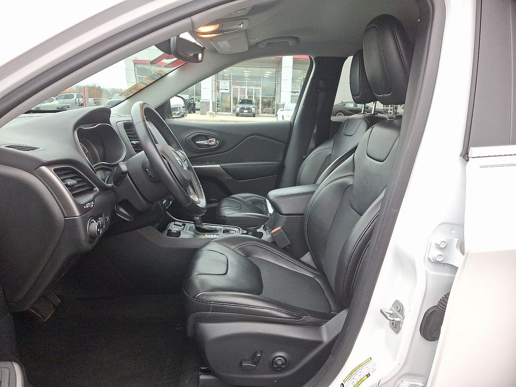 Thumbnail: 2019 Jeep Cherokee - 14