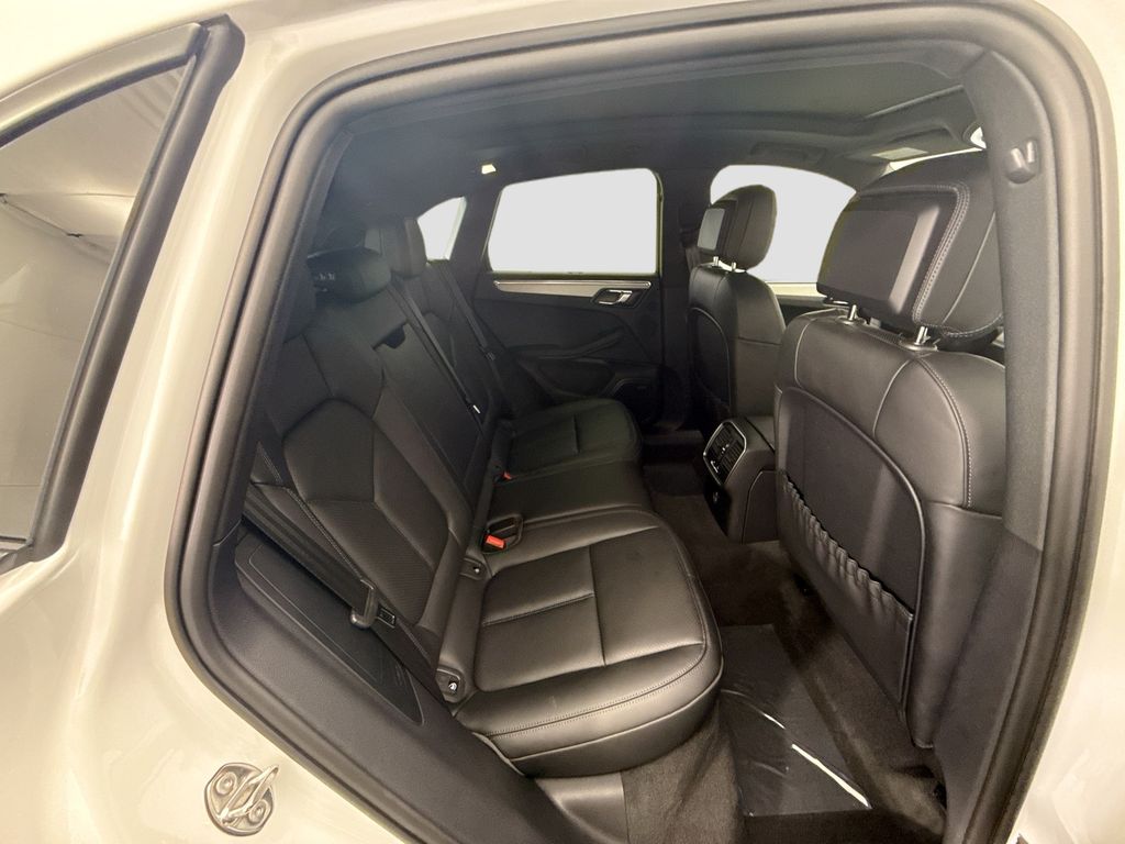 Thumbnail: 2026 Porsche Macan - 23