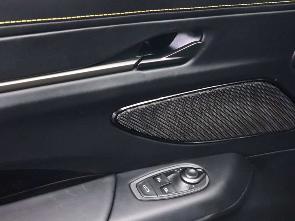 2025 Aston Martin Vantage  22