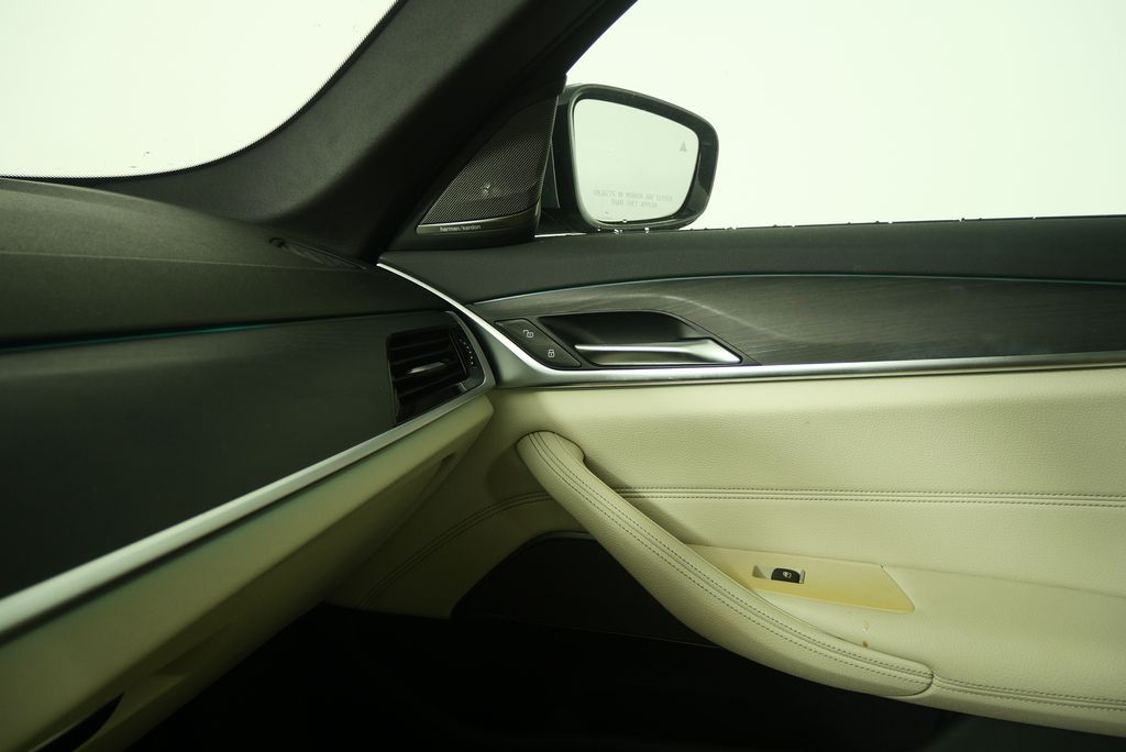 Thumbnail: 2023 BMW 5 Series - 26