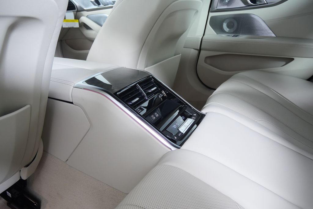 Thumbnail: 2026 BMW 8 Series - 21