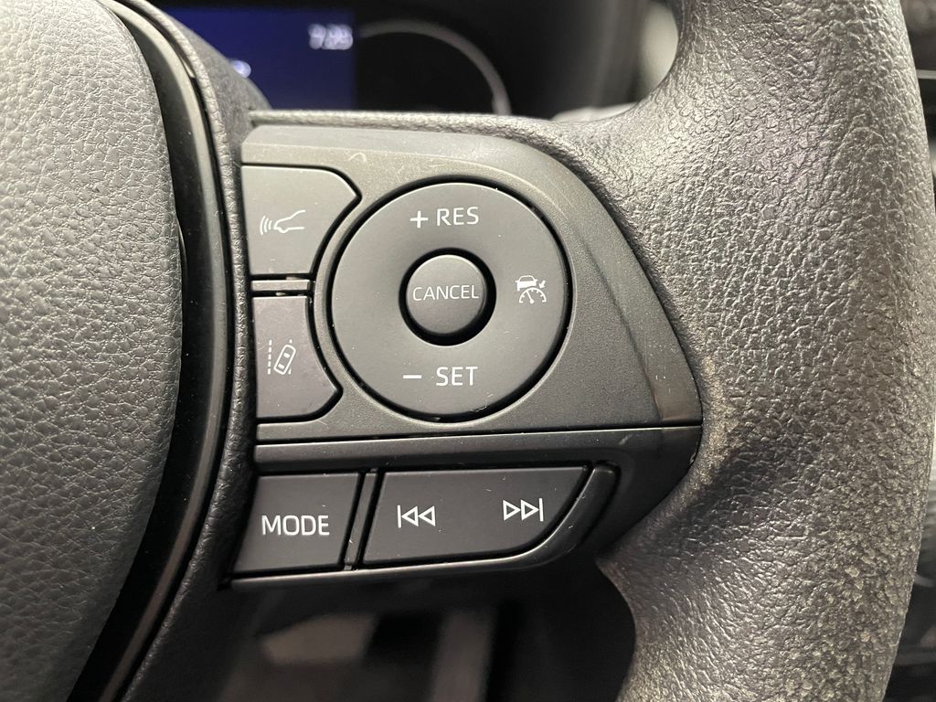 2023 Toyota RAV4 XLE 23