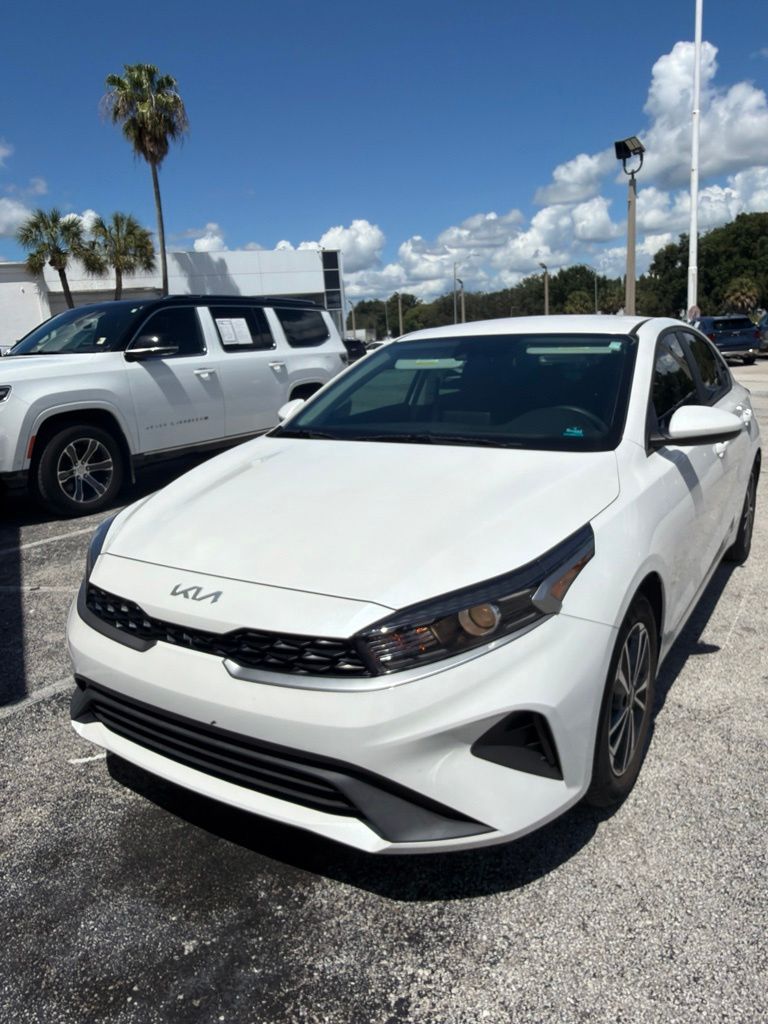 Snow White Pearl 2024 Kia Forte Sedan Front-Wheel Drive Continuously Variable Transmission