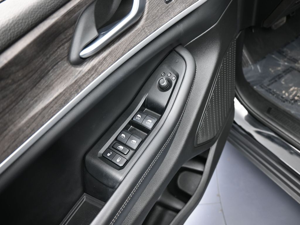 Used 2023 Diamond Black Crystal Pearlcoat Jeep Limited image 13