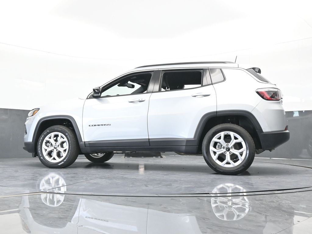 Used 2025 Silver Zynith Metallic Clearcoat Jeep Latitude image 27