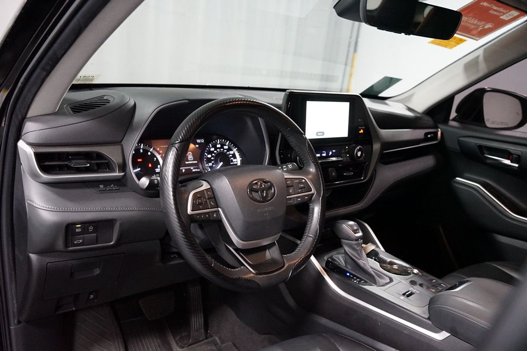 Thumbnail: 2023 Toyota Highlander - 7