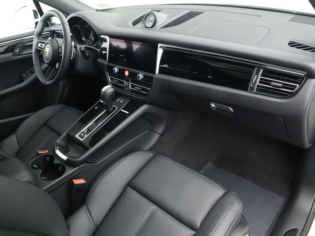 Thumbnail: 2025 Porsche Macan - 21