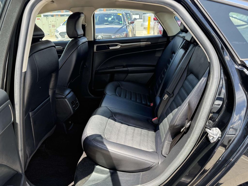 Used 2018 Black Ford SE image 15