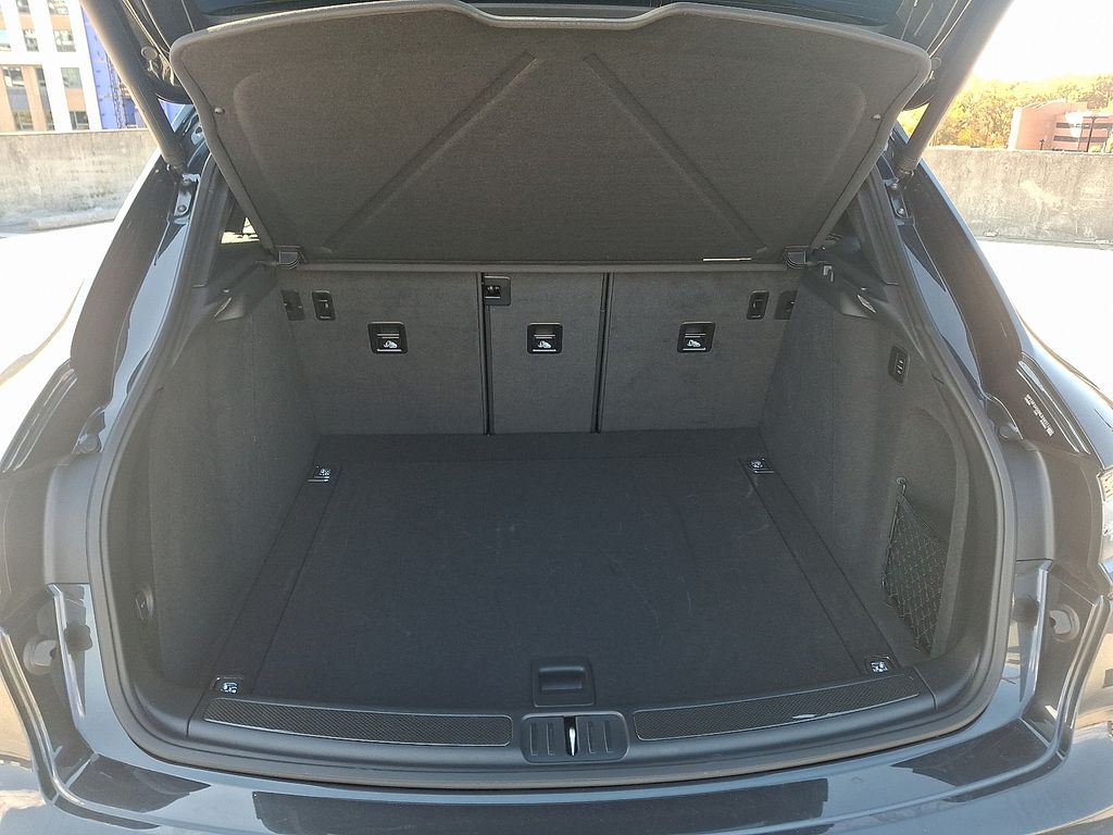 Thumbnail: 2022 Porsche Macan - 32