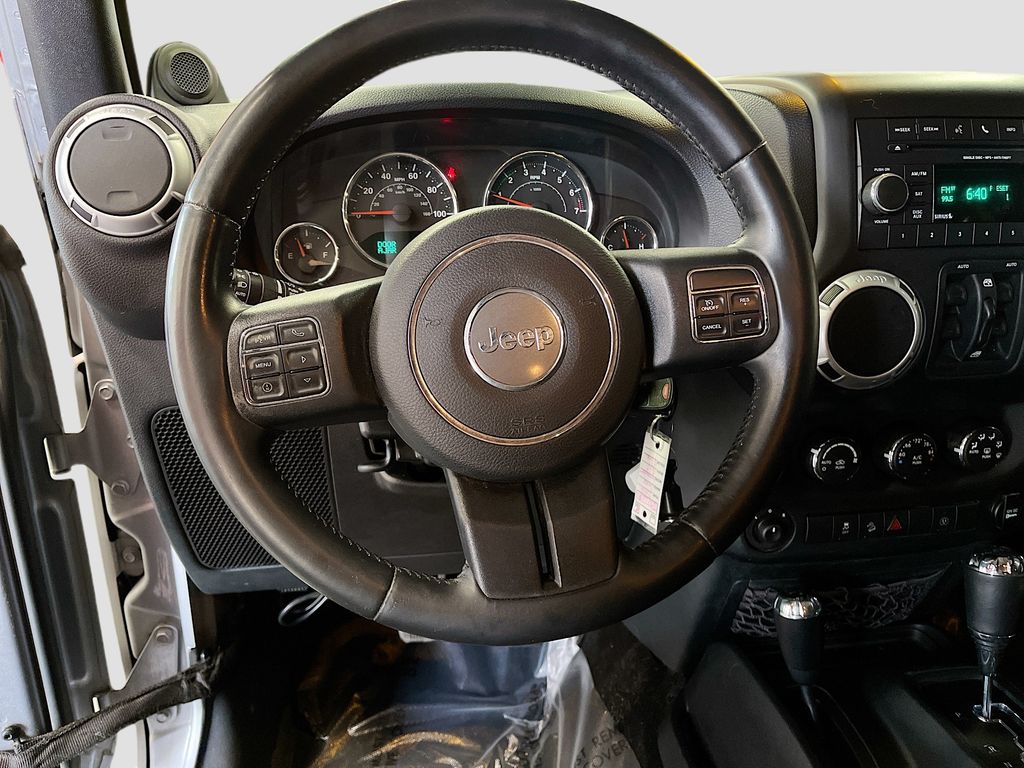 Used 2014 Billet Metallic Clearcoat Jeep Unlimited Sahara image 10