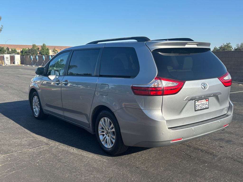 Thumbnail: 2017 Toyota Sienna - 7