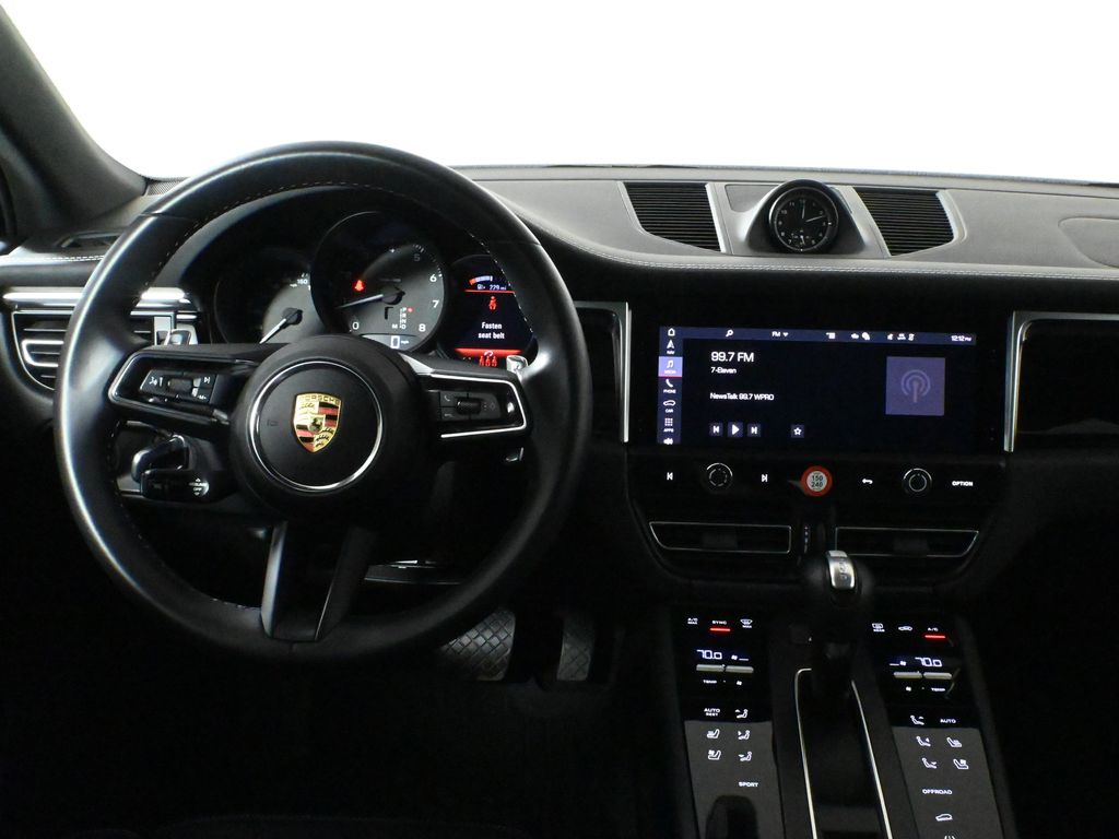 2024 Porsche Macan  17