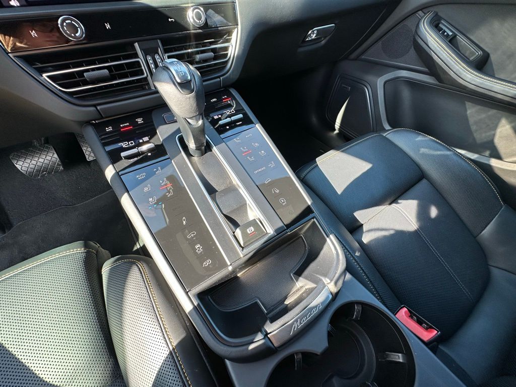 Thumbnail: 2023 Porsche Macan - 28