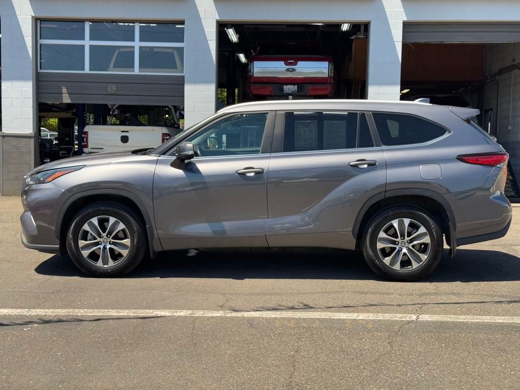 2023 Toyota Highlander L photo 2