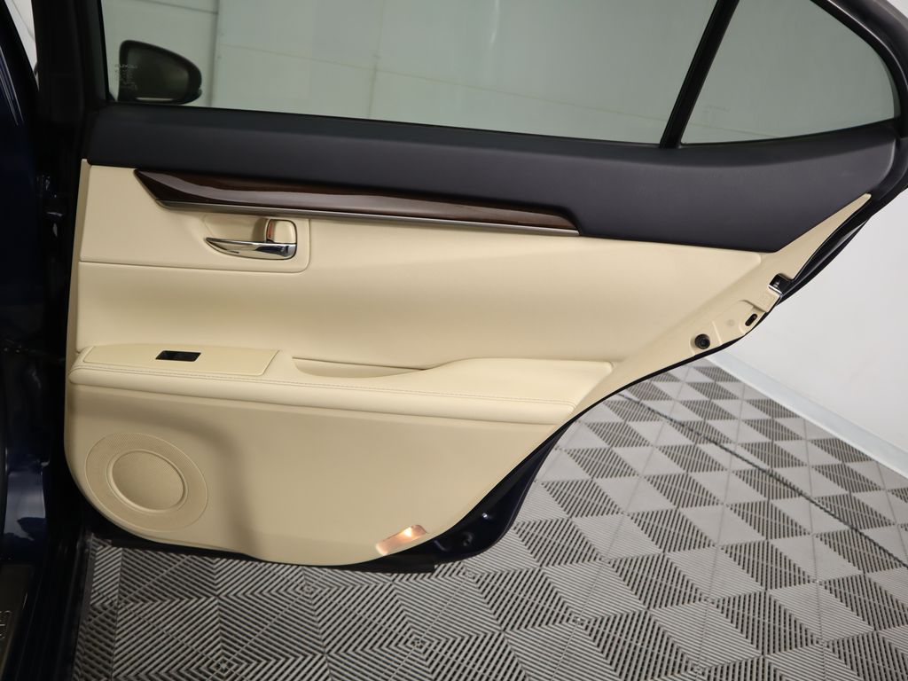 2013 Lexus ES 350 28