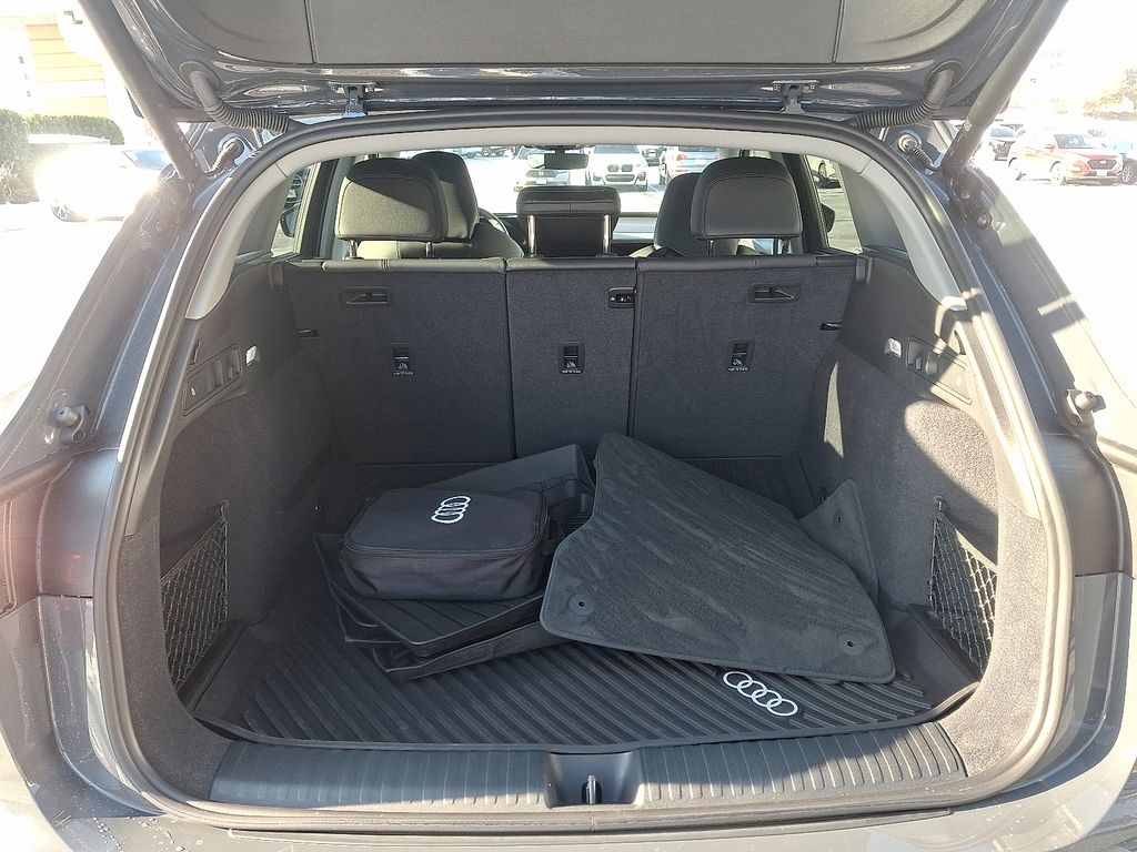 Thumbnail: 2025 Audi Q6 e-tron - 27