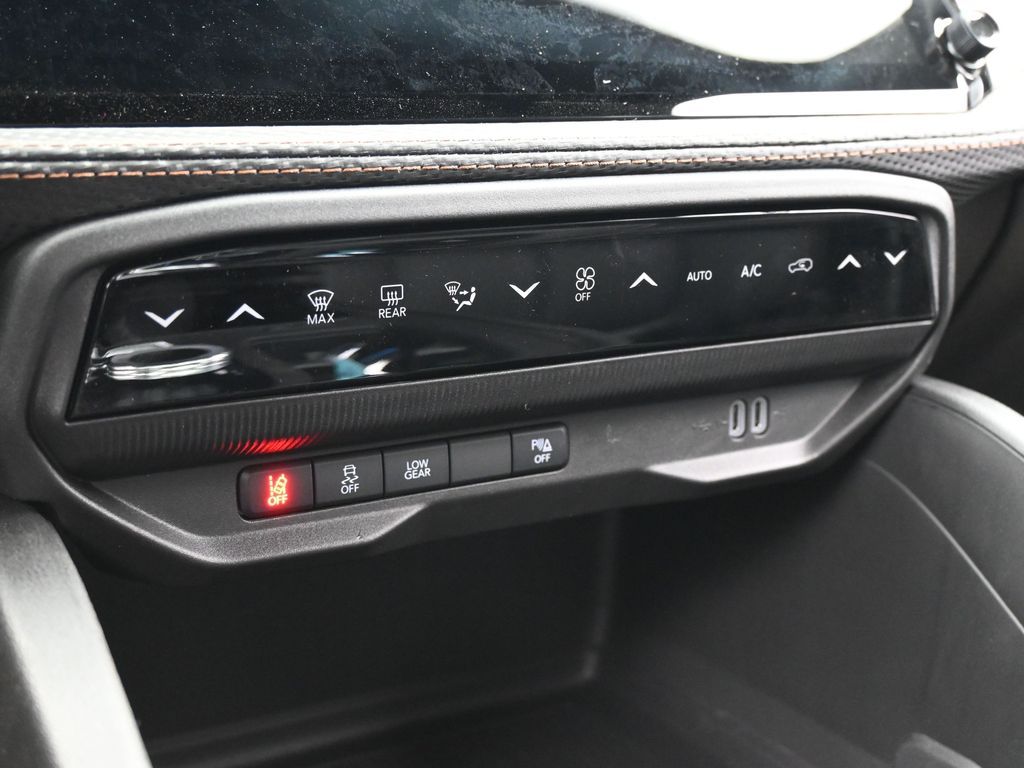 New 2026 diamond black crystal pearlcoat Jeep Limited image 23