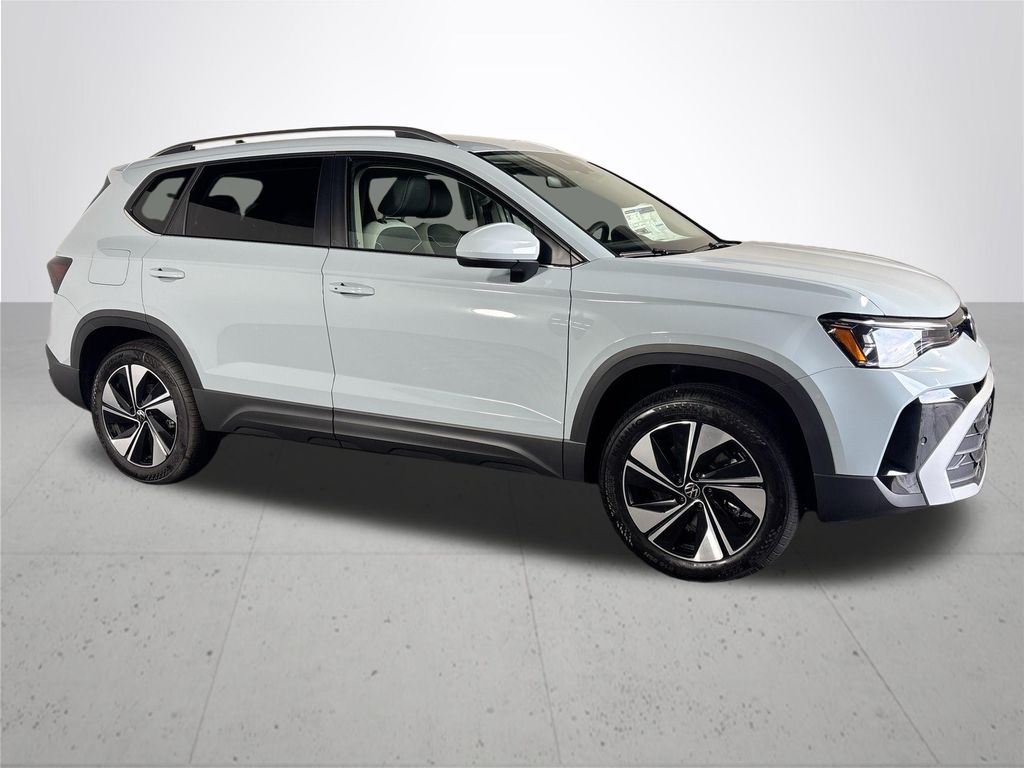 2025 Volkswagen Taos SE photo 3