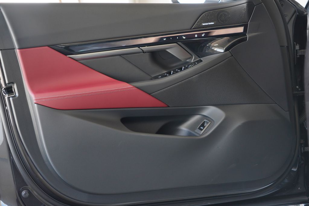 Thumbnail: 2027 BMW 5 Series - 9