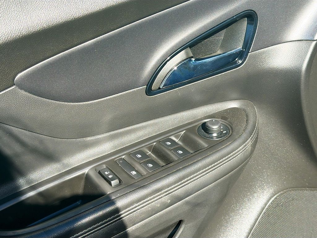 Used 2022 Red Buick Preferred image 18