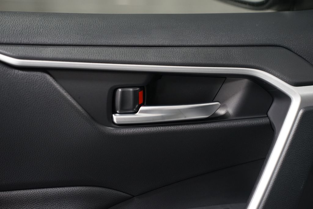 Thumbnail: 2025 Toyota RAV4 - 32