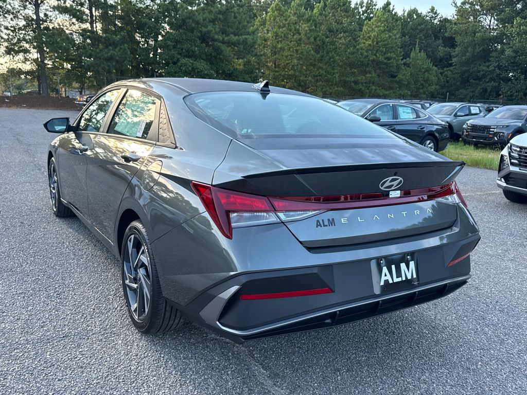 2025 Hyundai Elantra SEL Sport photo 3