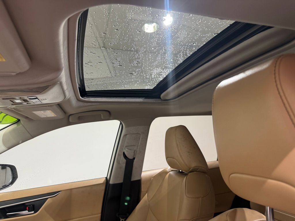 2021 Toyota RAV4 XLE Premium 18