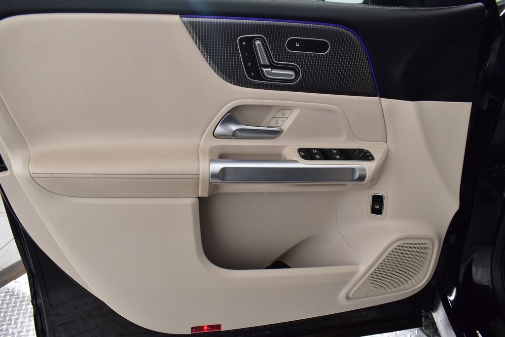 Thumbnail: 2021 Mercedes-Benz GLB - 11