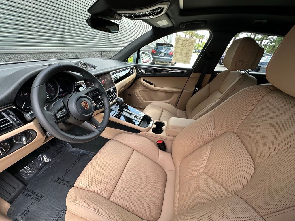 Thumbnail: 2026 Porsche Macan - 4