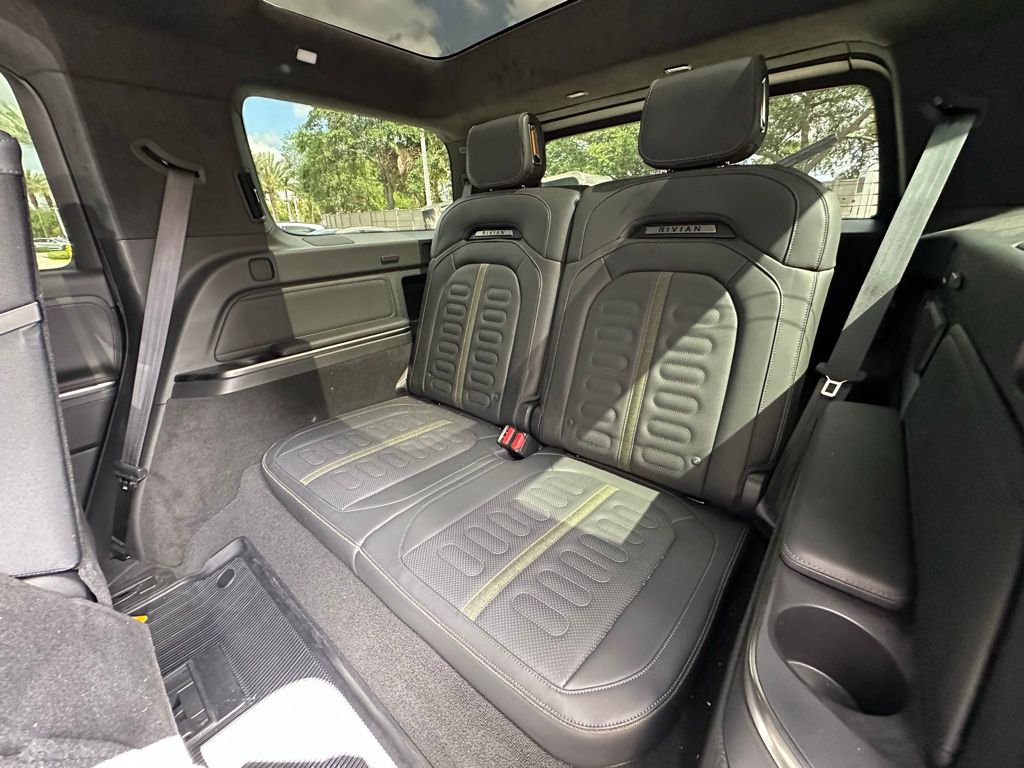 Thumbnail: 2025 Rivian R1S - 32