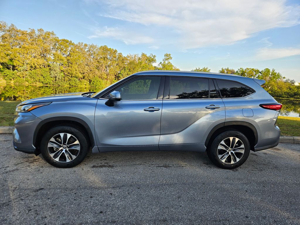 2022 Toyota Highlander XLE 2