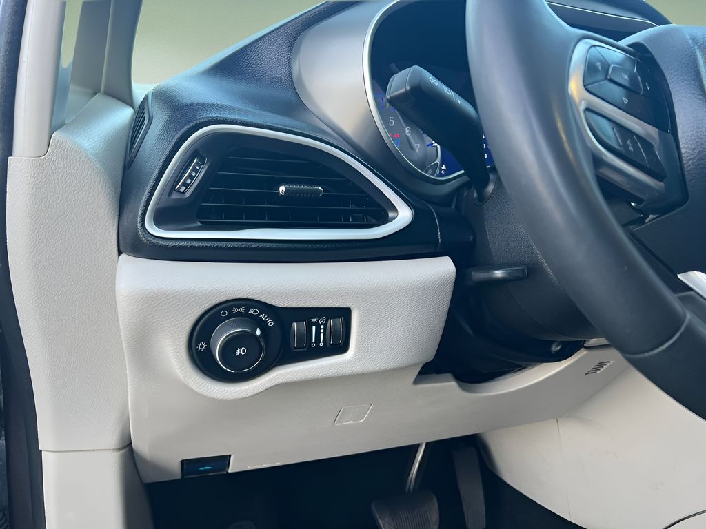 Used 2022 Chrysler Pacifica Van