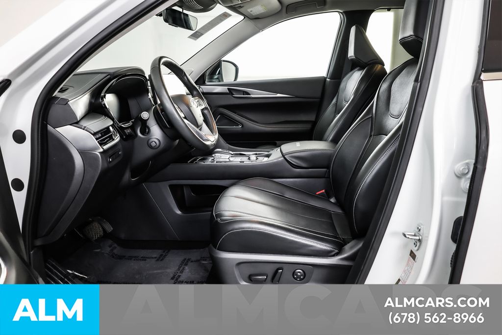 Used 2024 White INFINITI LUXE image 16